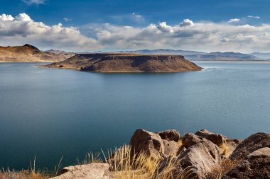 Geçmişten gelen yankılar. Sillustani 'nin antik chullpas' ları And Dağları 'nın çarpıcı zeminine gururla karşı koyuyor. Bu görkemli taş kuleler, bir zamanlar mezarlar, hikayeler barındırır..