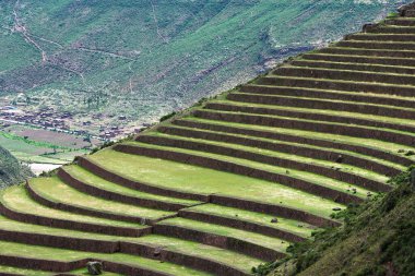 Pisac Harabeleri, Peru 'nun Kutsal Vadisi' ndeki en önemli ve iyi korunmuş İnka arkeolojik alanlarından biridir. Pisac kasabasının yukarısında yer alan bu harabeler İnka medeniyetinin mimari hünerine büyüleyici bir bakış sunuyor.