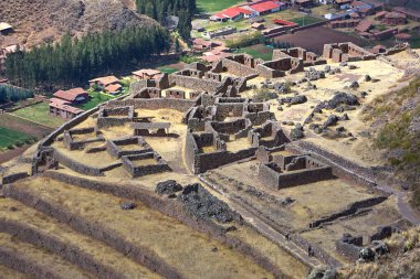 Pisac Harabeleri, Peru 'nun Kutsal Vadisi' ndeki en önemli ve iyi korunmuş İnka arkeolojik alanlarından biridir. Pisac kasabasının yukarısında yer alan bu harabeler İnka medeniyetinin mimari hünerine büyüleyici bir bakış sunuyor.