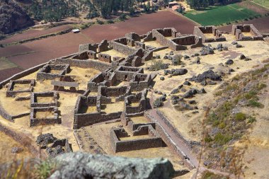 Pisac Harabeleri, Peru 'nun Kutsal Vadisi' ndeki en önemli ve iyi korunmuş İnka arkeolojik alanlarından biridir. Pisac kasabasının yukarısında yer alan bu harabeler İnka medeniyetinin mimari hünerine büyüleyici bir bakış sunuyor.