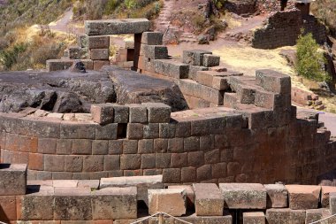 Pisac Harabeleri, Peru 'nun Kutsal Vadisi' ndeki en önemli ve iyi korunmuş İnka arkeolojik alanlarından biridir. Pisac kasabasının yukarısında yer alan bu harabeler İnka medeniyetinin mimari hünerine büyüleyici bir bakış sunuyor.