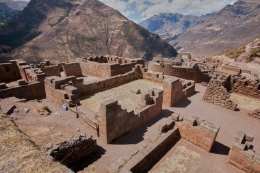 Pisac Harabeleri, Peru 'nun Kutsal Vadisi' ndeki en önemli ve iyi korunmuş İnka arkeolojik alanlarından biridir. Pisac kasabasının yukarısında yer alan bu harabeler İnka medeniyetinin mimari hünerine büyüleyici bir bakış sunuyor.