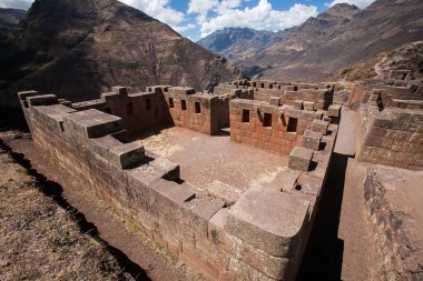Pisac Harabeleri, Peru 'nun Kutsal Vadisi' ndeki en önemli ve iyi korunmuş İnka arkeolojik alanlarından biridir. Pisac kasabasının yukarısında yer alan bu harabeler İnka medeniyetinin mimari hünerine büyüleyici bir bakış sunuyor.