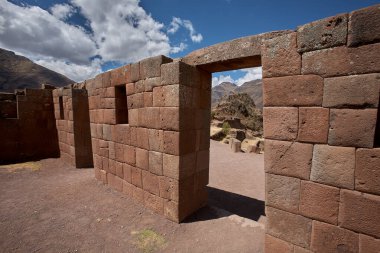 Pisac Harabeleri, Peru 'nun Kutsal Vadisi' ndeki en önemli ve iyi korunmuş İnka arkeolojik alanlarından biridir. Pisac kasabasının yukarısında yer alan bu harabeler İnka medeniyetinin mimari hünerine büyüleyici bir bakış sunuyor.