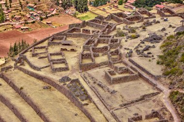 Pisac Harabeleri, Peru 'nun Kutsal Vadisi' ndeki en önemli ve iyi korunmuş İnka arkeolojik alanlarından biridir. Pisac kasabasının yukarısında yer alan bu harabeler İnka medeniyetinin mimari hünerine büyüleyici bir bakış sunuyor.
