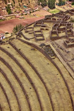 Pisac Harabeleri, Peru 'nun Kutsal Vadisi' ndeki en önemli ve iyi korunmuş İnka arkeolojik alanlarından biridir. Pisac kasabasının yukarısında yer alan bu harabeler İnka medeniyetinin mimari hünerine büyüleyici bir bakış sunuyor.