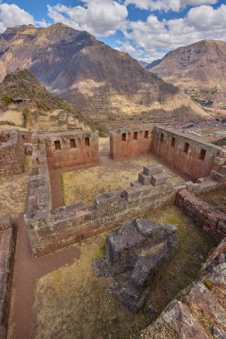 Pisac Harabeleri, Peru 'nun Kutsal Vadisi' ndeki en önemli ve iyi korunmuş İnka arkeolojik alanlarından biridir. Pisac kasabasının yukarısında yer alan bu harabeler İnka medeniyetinin mimari hünerine büyüleyici bir bakış sunuyor.