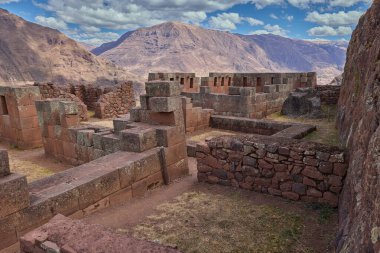 Pisac Harabeleri, Peru 'nun Kutsal Vadisi' ndeki en önemli ve iyi korunmuş İnka arkeolojik alanlarından biridir. Pisac kasabasının yukarısında yer alan bu harabeler İnka medeniyetinin mimari hünerine büyüleyici bir bakış sunuyor.