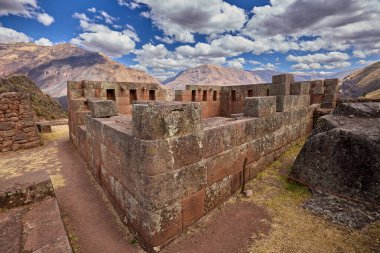 Pisac Harabeleri, Peru 'nun Kutsal Vadisi' ndeki en önemli ve iyi korunmuş İnka arkeolojik alanlarından biridir. Pisac kasabasının yukarısında yer alan bu harabeler İnka medeniyetinin mimari hünerine büyüleyici bir bakış sunuyor.