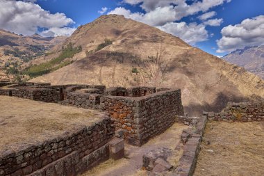 Pisac Harabeleri, Peru 'nun Kutsal Vadisi' ndeki en önemli ve iyi korunmuş İnka arkeolojik alanlarından biridir. Pisac kasabasının yukarısında yer alan bu harabeler İnka medeniyetinin mimari hünerine büyüleyici bir bakış sunuyor.