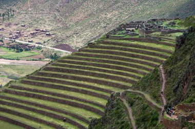 Pisac Harabeleri, Peru 'nun Kutsal Vadisi' ndeki en önemli ve iyi korunmuş İnka arkeolojik alanlarından biridir. Pisac kasabasının yukarısında yer alan bu harabeler İnka medeniyetinin mimari hünerine büyüleyici bir bakış sunuyor.