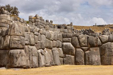 Sacsayhuamn, Peru 'nun Cusco kentinde yer alan muazzam bir İnka kalesidir. Bu UNESCO Dünya Mirası Alanı, muazzam taş ustalığı ve havan topu kullanmadan bir araya getirilmiş muazzam taşlarla ünlüdür.