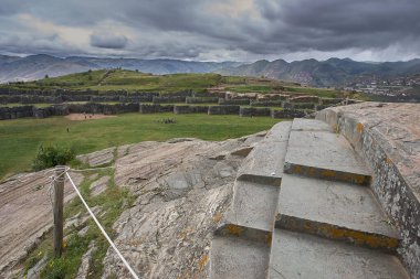 Sacsayhuamn, Peru 'nun Cusco kentinde yer alan muazzam bir İnka kalesidir. Bu UNESCO Dünya Mirası Alanı, muazzam taş ustalığı ve havan topu kullanmadan bir araya getirilmiş muazzam taşlarla ünlüdür.