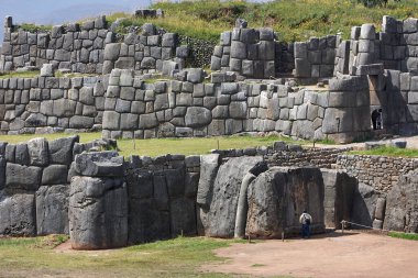 Sacsayhuamn, Peru 'nun Cusco kentinde yer alan muazzam bir İnka kalesidir. Bu UNESCO Dünya Mirası Alanı, muazzam taş ustalığı ve havan topu kullanmadan bir araya getirilmiş muazzam taşlarla ünlüdür.