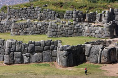 Sacsayhuamn, Peru 'nun Cusco kentinde yer alan muazzam bir İnka kalesidir. Bu UNESCO Dünya Mirası Alanı, muazzam taş ustalığı ve havan topu kullanmadan bir araya getirilmiş muazzam taşlarla ünlüdür.