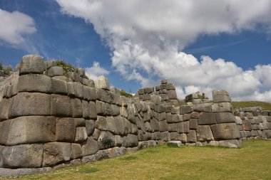 Sacsayhuamn, Peru 'nun Cusco kentinde yer alan muazzam bir İnka kalesidir. Bu UNESCO Dünya Mirası Alanı, muazzam taş ustalığı ve havan topu kullanmadan bir araya getirilmiş muazzam taşlarla ünlüdür.