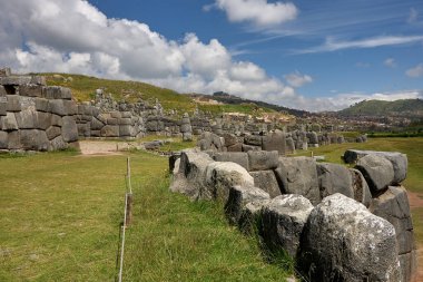 Sacsayhuamn, Peru 'nun Cusco kentinde yer alan muazzam bir İnka kalesidir. Bu UNESCO Dünya Mirası Alanı, muazzam taş ustalığı ve havan topu kullanmadan bir araya getirilmiş muazzam taşlarla ünlüdür.
