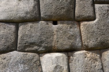 Sacsayhuamn, Peru 'nun Cusco kentinde yer alan muazzam bir İnka kalesidir. Bu UNESCO Dünya Mirası Alanı, muazzam taş ustalığı ve havan topu kullanmadan bir araya getirilmiş muazzam taşlarla ünlüdür.
