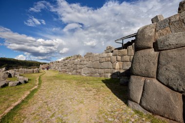 Sacsayhuamn, Peru 'nun Cusco kentinde yer alan muazzam bir İnka kalesidir. Bu UNESCO Dünya Mirası Alanı, muazzam taş ustalığı ve havan topu kullanmadan bir araya getirilmiş muazzam taşlarla ünlüdür.