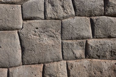 Sacsayhuamn, Peru 'nun Cusco kentinde yer alan muazzam bir İnka kalesidir. Bu UNESCO Dünya Mirası Alanı, muazzam taş ustalığı ve havan topu kullanmadan bir araya getirilmiş muazzam taşlarla ünlüdür.