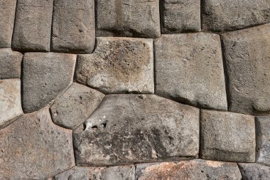 SACSAYHUAMAN kalesinde muazzam büyüklükte taşlar sergileniyor, bazıları 100 tondan ağır. Mühendisliğin ve mimarinin bir mucizesi...