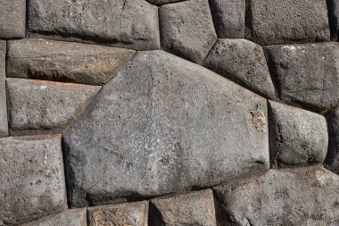 SACSAYHUAMAN kalesinde muazzam büyüklükte taşlar sergileniyor, bazıları 100 tondan ağır. Mühendisliğin ve mimarinin bir mucizesi...