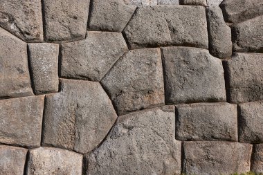 SACSAYHUAMAN kalesinde muazzam büyüklükte taşlar sergileniyor, bazıları 100 tondan ağır. Mühendisliğin ve mimarinin bir mucizesi...