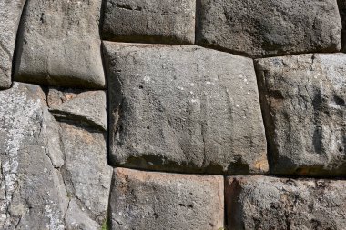 SACSAYHUAMAN kalesinde muazzam büyüklükte taşlar sergileniyor, bazıları 100 tondan ağır. Mühendisliğin ve mimarinin bir mucizesi...