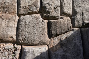 SACSAYHUAMAN kalesinde muazzam büyüklükte taşlar sergileniyor, bazıları 100 tondan ağır. Mühendisliğin ve mimarinin bir mucizesi...