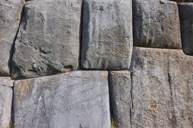 SACSAYHUAMAN kalesinde muazzam büyüklükte taşlar sergileniyor, bazıları 100 tondan ağır. Mühendisliğin ve mimarinin bir mucizesi...