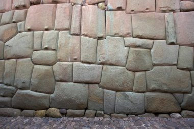 Cusco, Peru 'daki İnka taş duvarları, İnka mimarisinin ve işçiliğinin olağanüstü bir örneği.