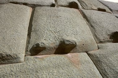 Cusco, Peru 'daki İnka taş duvarları, İnka mimarisinin ve işçiliğinin olağanüstü bir örneği.