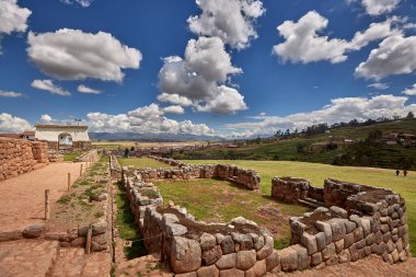 Chinchero Arkeolojik Alanı bizi İnka geleneklerinin nefes kesici And manzaralarıyla harmanlandığı bir dünyaya davet ediyor. Teraslı tarlalardan kutsal mekanlara her taş, zamansız bir kültürün hikayelerini fısıldıyor.