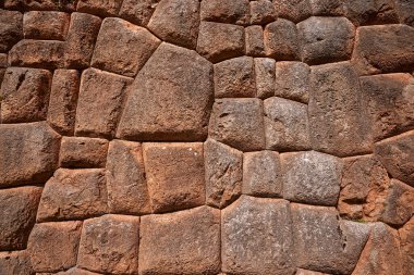 Chinchero Arkeolojik Alanı bizi İnka geleneklerinin nefes kesici And manzaralarıyla harmanlandığı bir dünyaya davet ediyor. Teraslı tarlalardan kutsal mekanlara her taş, zamansız bir kültürün hikayelerini fısıldıyor.