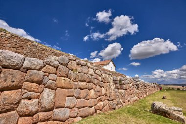 Chinchero Arkeolojik Alanı bizi İnka geleneklerinin nefes kesici And manzaralarıyla harmanlandığı bir dünyaya davet ediyor. Teraslı tarlalardan kutsal mekanlara her taş, zamansız bir kültürün hikayelerini fısıldıyor.