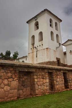 Chinchero Arkeolojik Alanı bizi İnka geleneklerinin nefes kesici And manzaralarıyla harmanlandığı bir dünyaya davet ediyor. Teraslı tarlalardan kutsal mekanlara her taş, zamansız bir kültürün hikayelerini fısıldıyor.