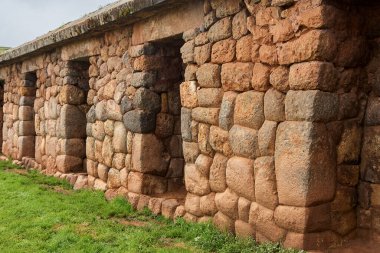 Chinchero Arkeolojik Alanı bizi İnka geleneklerinin nefes kesici And manzaralarıyla harmanlandığı bir dünyaya davet ediyor. Teraslı tarlalardan kutsal mekanlara her taş, zamansız bir kültürün hikayelerini fısıldıyor.
