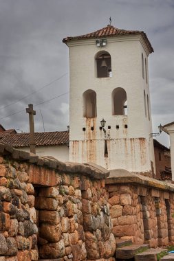 Chinchero Arkeolojik Alanı bizi İnka geleneklerinin nefes kesici And manzaralarıyla harmanlandığı bir dünyaya davet ediyor. Teraslı tarlalardan kutsal mekanlara her taş, zamansız bir kültürün hikayelerini fısıldıyor.