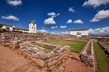 Chinchero Arkeolojik Alanı bizi İnka geleneklerinin nefes kesici And manzaralarıyla harmanlandığı bir dünyaya davet ediyor. Teraslı tarlalardan kutsal mekanlara her taş, zamansız bir kültürün hikayelerini fısıldıyor.