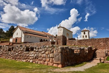 Chinchero Arkeolojik Alanı bizi İnka geleneklerinin nefes kesici And manzaralarıyla harmanlandığı bir dünyaya davet ediyor. Teraslı tarlalardan kutsal mekanlara her taş, zamansız bir kültürün hikayelerini fısıldıyor.