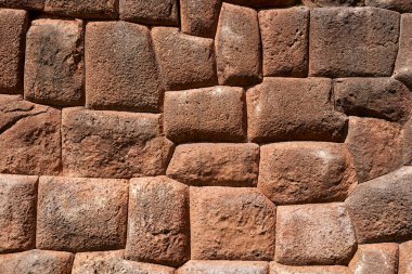 Chinchero Arkeolojik Alanı bizi İnka geleneklerinin nefes kesici And manzaralarıyla harmanlandığı bir dünyaya davet ediyor. Teraslı tarlalardan kutsal mekanlara her taş, zamansız bir kültürün hikayelerini fısıldıyor.