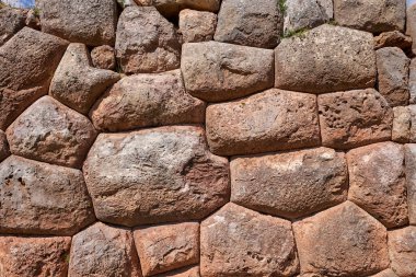 Chinchero Arkeolojik Alanı bizi İnka geleneklerinin nefes kesici And manzaralarıyla harmanlandığı bir dünyaya davet ediyor. Teraslı tarlalardan kutsal mekanlara her taş, zamansız bir kültürün hikayelerini fısıldıyor.