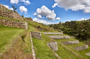Chinchero Arkeolojik Alanı bizi İnka geleneklerinin nefes kesici And manzaralarıyla harmanlandığı bir dünyaya davet ediyor. Teraslı tarlalardan kutsal mekanlara her taş, zamansız bir kültürün hikayelerini fısıldıyor.