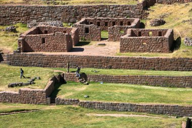 Tipn, İnka hidrolik mühendisliğinin ihtişamını sergiliyor. Bu arkeolojik alan, seremoni pınarları aracılığıyla kristal berrak suyu kanalize eden karmaşık şekilde oyulmuş teraslar ve su kemerlerini içerir.. 