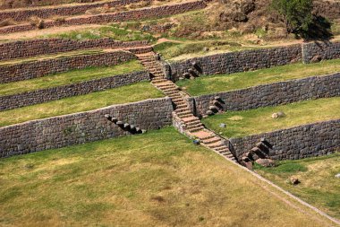 Tipn, İnka hidrolik mühendisliğinin ihtişamını sergiliyor. Bu arkeolojik alan, seremoni pınarları aracılığıyla kristal berrak suyu kanalize eden karmaşık şekilde oyulmuş teraslar ve su kemerlerini içerir.. 
