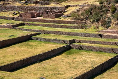 Tipn, İnka hidrolik mühendisliğinin ihtişamını sergiliyor. Bu arkeolojik alan, seremoni pınarları aracılığıyla kristal berrak suyu kanalize eden karmaşık şekilde oyulmuş teraslar ve su kemerlerini içerir.. 