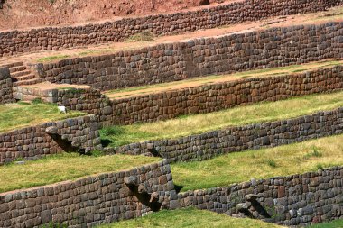 Tipn, İnka hidrolik mühendisliğinin ihtişamını sergiliyor. Bu arkeolojik alan, seremoni pınarları aracılığıyla kristal berrak suyu kanalize eden karmaşık şekilde oyulmuş teraslar ve su kemerlerini içerir.. 