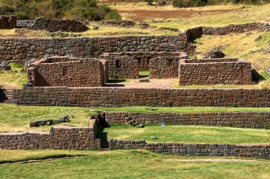 Tipn, İnka hidrolik mühendisliğinin ihtişamını sergiliyor. Bu arkeolojik alan, seremoni pınarları aracılığıyla kristal berrak suyu kanalize eden karmaşık şekilde oyulmuş teraslar ve su kemerlerini içerir.. 