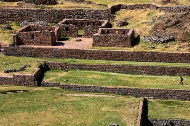 Tipn, İnka hidrolik mühendisliğinin ihtişamını sergiliyor. Bu arkeolojik alan, seremoni pınarları aracılığıyla kristal berrak suyu kanalize eden karmaşık şekilde oyulmuş teraslar ve su kemerlerini içerir.. 