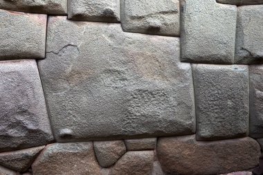 12 açılı taş Hatunrumiyoc caddesinde, Cusco 'daki Başpiskopos Sarayı' nın yanında..